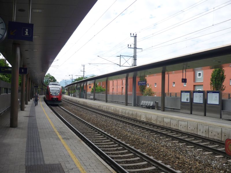 Datei:S-Bahnstation Parsch.jpg
