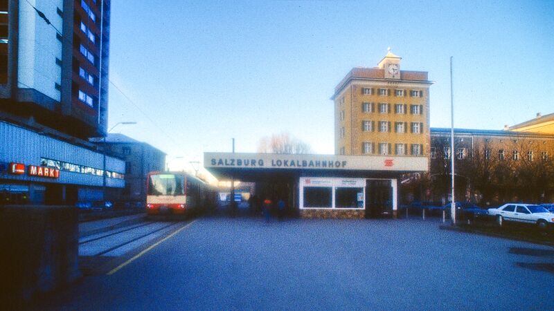 Datei:Salzburger Lokalbahnhof Februar 1989.jpg