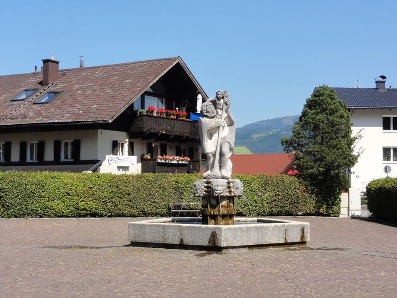 Datei:Ortsbrunnen in Grödig.jpg