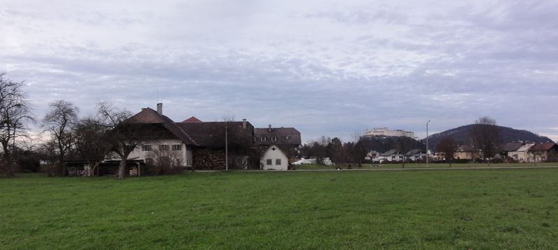 Datei:Scharfrichterhaus in Blickrichtung Festung Hohensalzburg.JPG