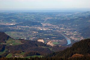 Barmsteine, dahinter Salzburg.jpg