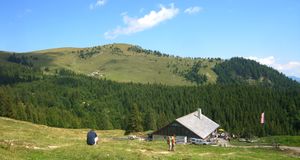 Postalmhütte, dahinter die Thoralm A.jpg