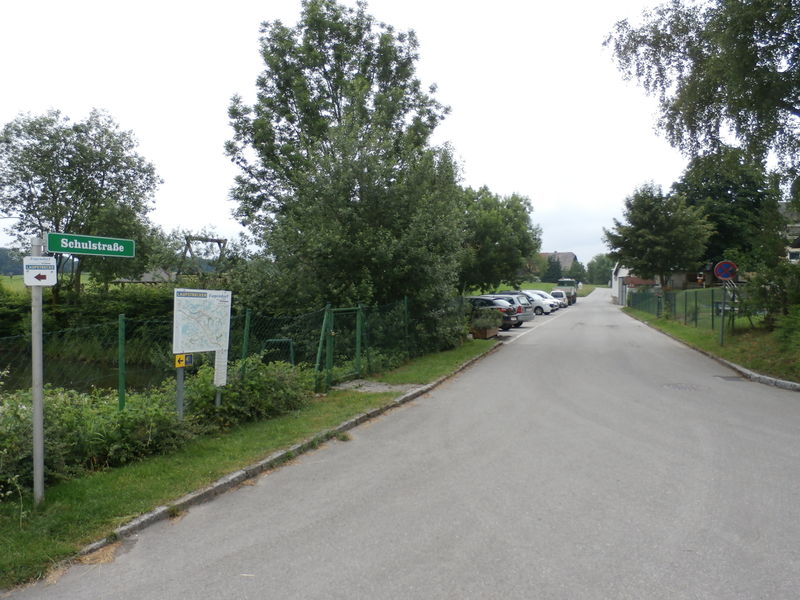 Datei:Südlicher Beginn der Schulstraße (Eugendorf).JPG