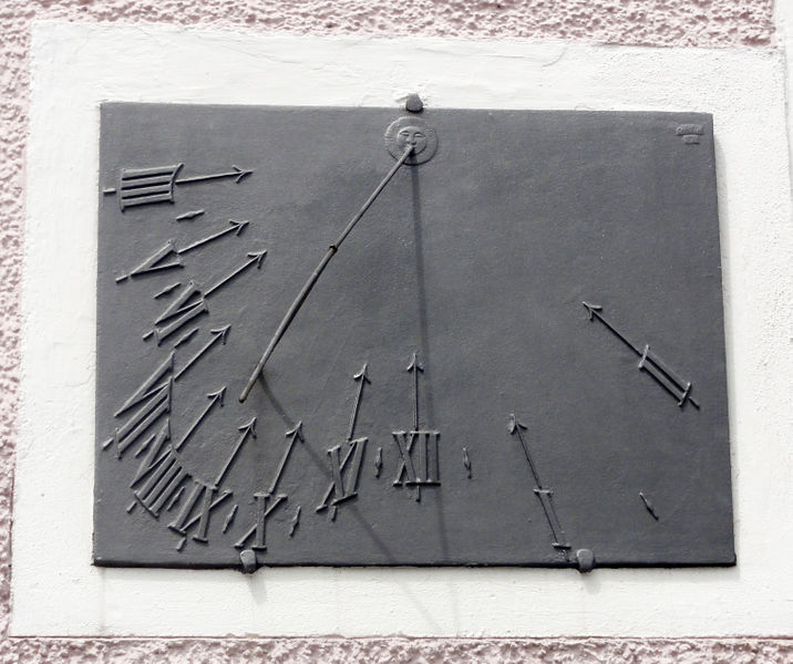 Datei:Gußeiserne Sonnenuhr in Achthal.jpg