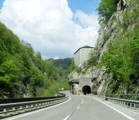 Reste der alten Wehranlage am Pass Lueg.jpg