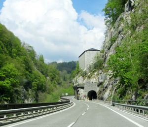 Reste der alten Wehranlage am Pass Lueg.jpg