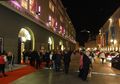 Großes Festspielhaus. Nach der Premiere, Abfahrt der Besucher, Juli 2011.jpg