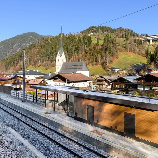 Datei:Hüttau Bahnhof 02.jpg