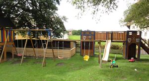 Kinderspielplatz beim Gasthaus Fink in Tödtleinsdorf.jpg