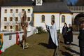 Kreuzweihe durch einen russisch orthodoxen Priester.JPG