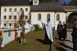 Kreuzweihe durch einen russisch orthodoxen Priester.JPG