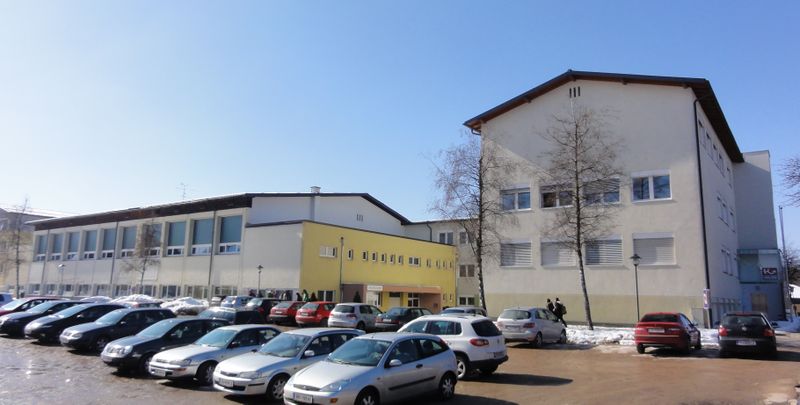 Datei:Zugang zur Stadtbücherei Neumarkt.jpg