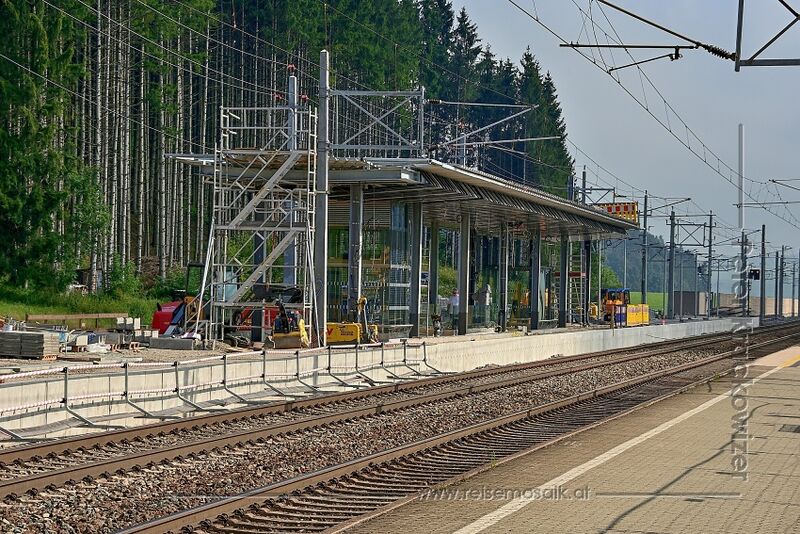 Datei:Bahnknoten Bahnhof Neumarkt-Köstendorf Inselbahnsteig.JPG