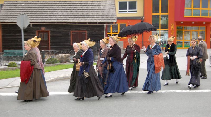 Datei:Goldhaubengruppe Thalgau im Mai 2013.jpg