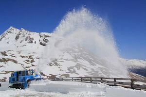 Grossglockner Hochalpenstrasse Schneeraeumung 2013 128.jpg