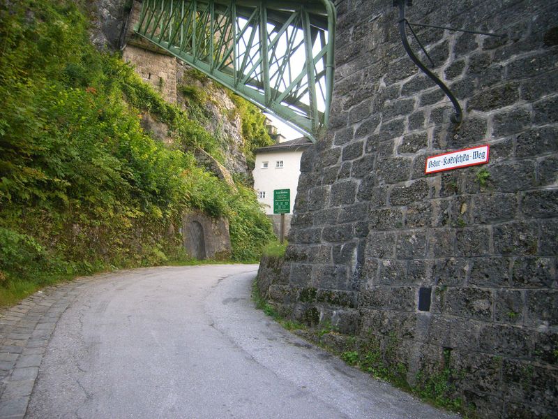 Datei:Oskar-Kokoschka-Weg beim Festungsbahnviadukt Oskar-Kokoschka-Weg.jpg