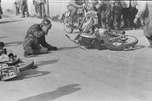 Strassenrennen Hallein 1954 Sturz.jpg