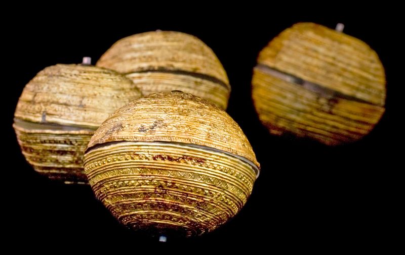 Datei:KeltenWelten Kopfschmuck aus Goldkugeln.jpg