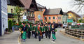 Trachtenmusikkapelle Thalgau mit dem Kameradschaftsbund im Anmarsch zur Defilierung am Marktplatz am Seelensonntag 2017.jpg