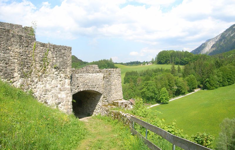 Datei:Eingangsbauwerk bei der Plainburg.jpg