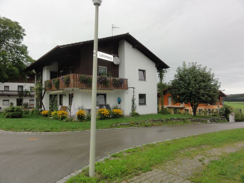 Datei:Lodronweg in Lampoding.jpg