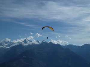 Paragleiter vor dem Kitzsteinhorn.jpg