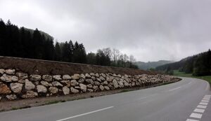 Plainfeldbachverbauuung neben der Plainfelder Landessstraße.jpg