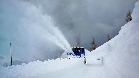 Großglockner Hochalpenstraße Schneeräumung 2021 08.jpg