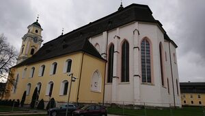 Ostansicht der Mondseer Basilika.JPG