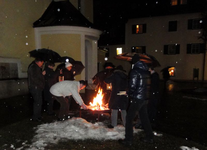 Datei:Anbrennen der Osterscheite.jpg