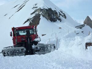 Grossglockner Hochalpenstrasse Schneeraeumung 2013 62.jpg