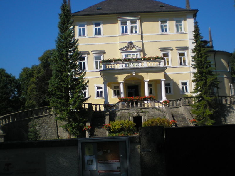 Datei:Mutterhaus der Halleiner Schulschwestern.jpg