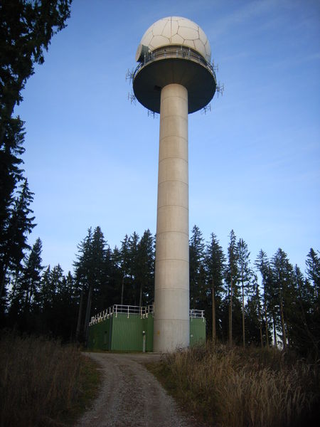 Datei:Radarturm mit Gebäude.jpg
