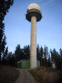 Radarturm mit Gebäude.jpg
