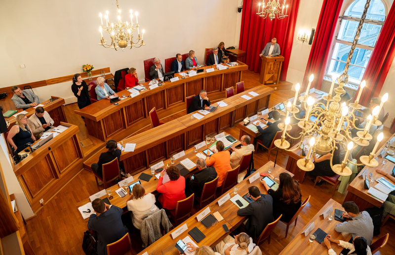 Datei:Salzburger Gemeinderat Sitzungssaal.png
