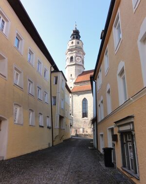 Tittmonig-Gassenblick zur St. Laurentius-Pfarrkirche.jpg