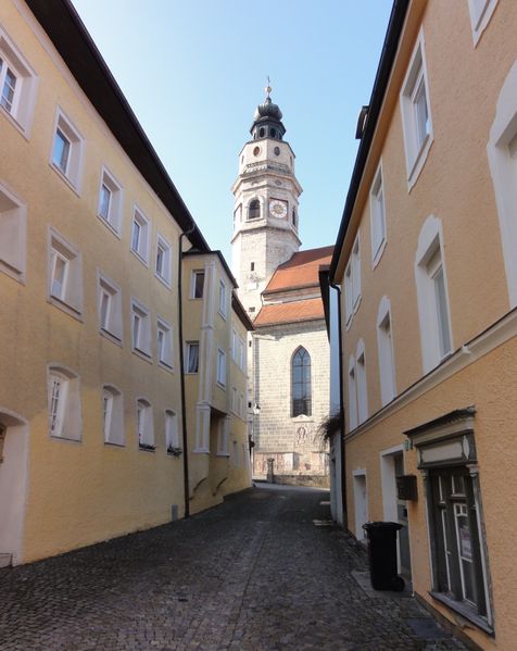 Datei:Tittmonig-Gassenblick zur St. Laurentius-Pfarrkirche.jpg
