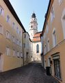 Tittmonig-Gassenblick zur St. Laurentius-Pfarrkirche.jpg