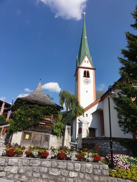 Datei:Alpbach, Kirchenzugang.jpg