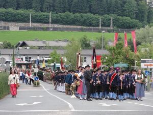 Aufmarsch zur Festwiese.JPG