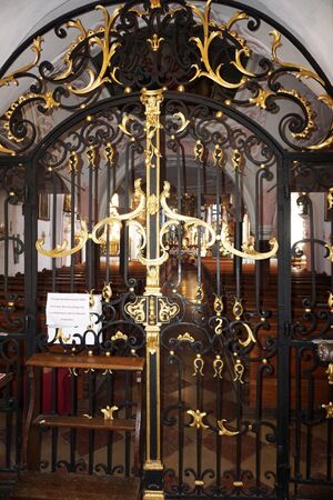 Kunstvolles Gitter im Kircheninneren in Köstendorf.jpg