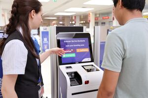 Automatisierte Gepäckabgabe auf dem Salzburger Flughafen 03.jpg