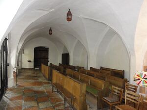 Pfarrkirche Eggelsberg, unter der Empore.jpg