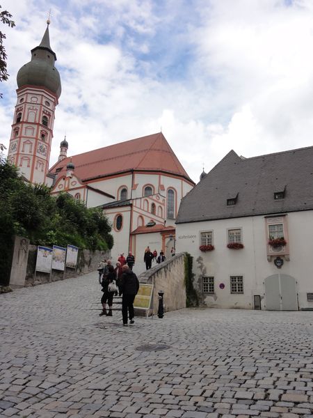 Datei:Andechs, Aufgang zur Klosterkirche.jpg