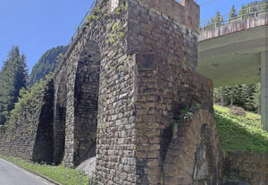 Denkmal an das Lawinenunglück im Anlauftalgraben in Badgastein 1909.png