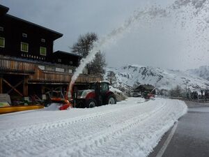 Grossglockner Hochalpenstrasse Schneeraeumung 2014 Suedseite 03 04 April 06.jpg