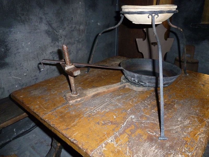Datei:Hölzerner Pfannhalter.jpg