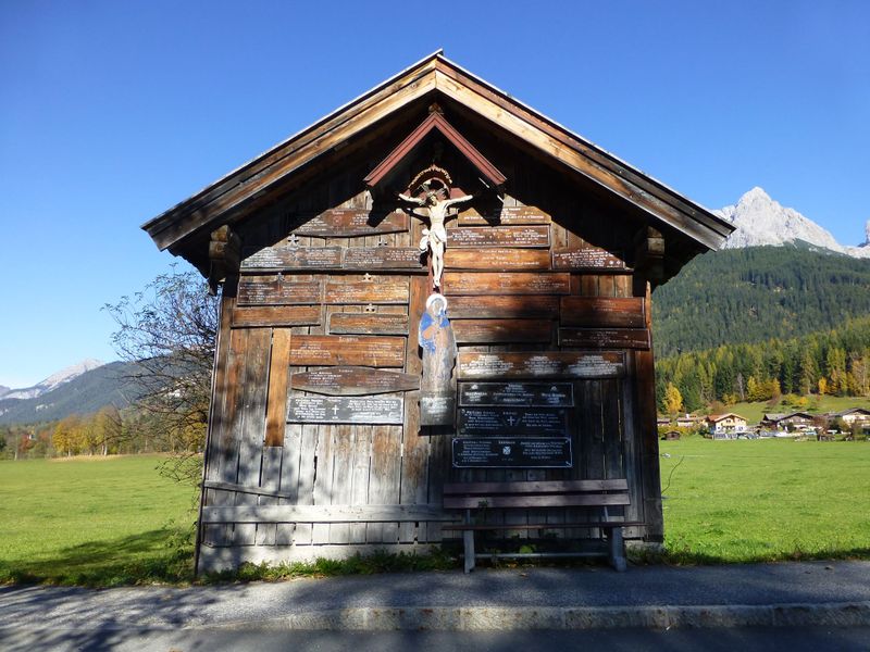 Datei:Heustadel mit Leichläden.jpg