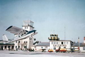 Salzburger Flughafen Fruehjahr 1958 Schaustart amerikanischer Heliokurier.jpg