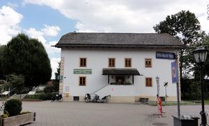 Stille Nacht-Platz beim Museum.jpg